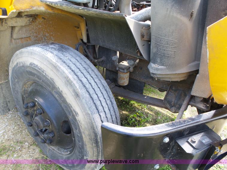 image for item L5734 2001 Freightliner FS65 school bus