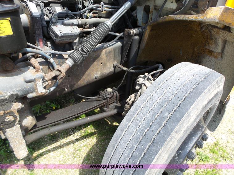 image for item L5734 2001 Freightliner FS65 school bus