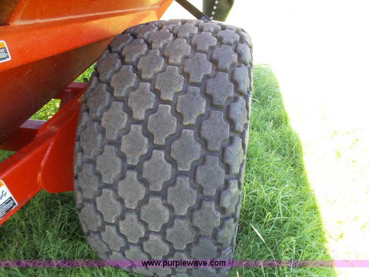 image for item J6011 2009 Brent 882 grain cart