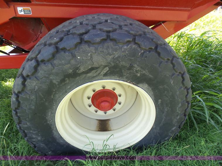 image for item J6011 2009 Brent 882 grain cart