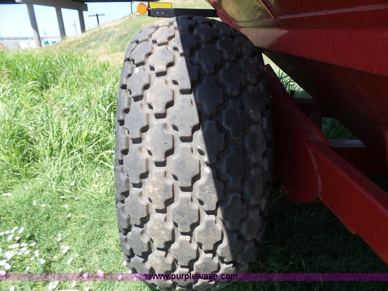 image for item J6011 2009 Brent 882 grain cart