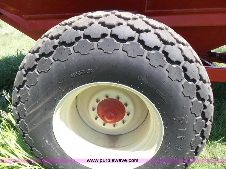 image for item J6011 2009 Brent 882 grain cart