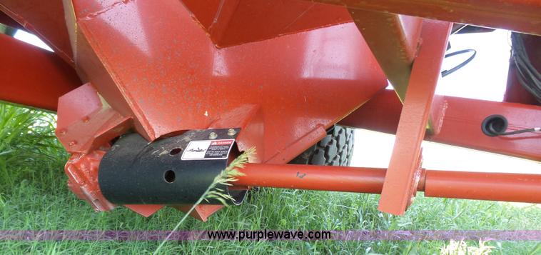 image for item J6011 2009 Brent 882 grain cart