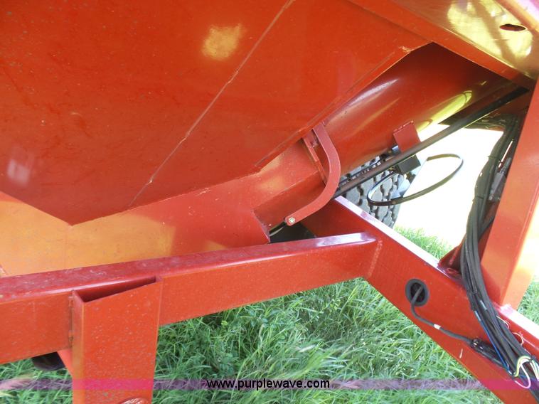 image for item J6011 2009 Brent 882 grain cart