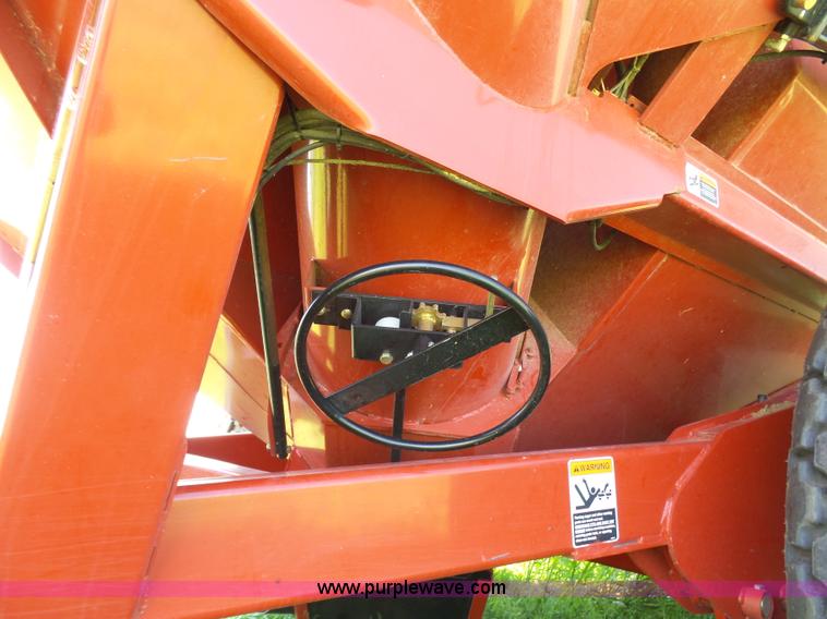 image for item J6011 2009 Brent 882 grain cart