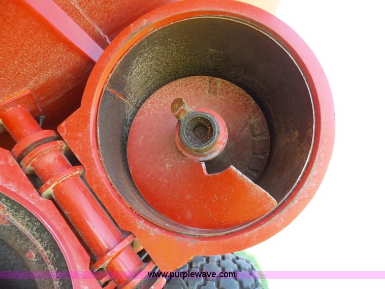 image for item J6011 2009 Brent 882 grain cart