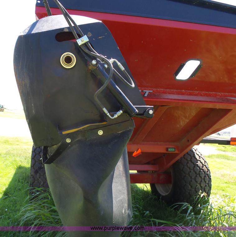 image for item J6011 2009 Brent 882 grain cart