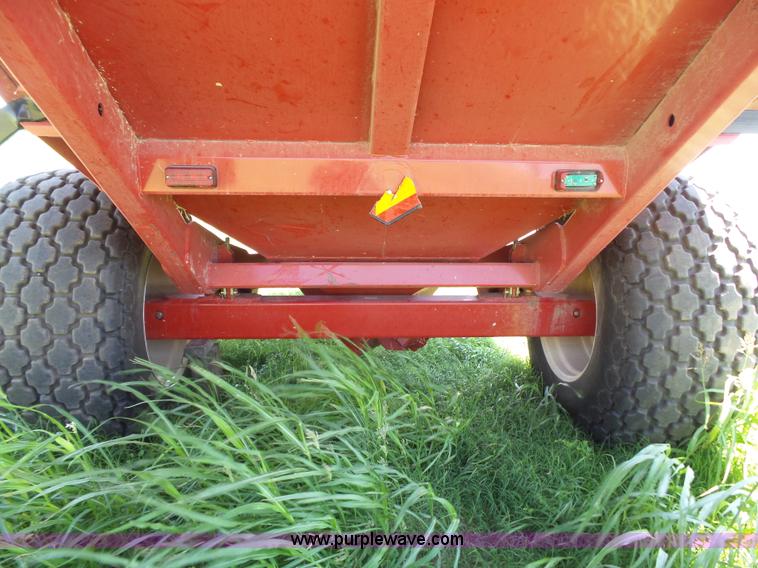 image for item J6011 2009 Brent 882 grain cart