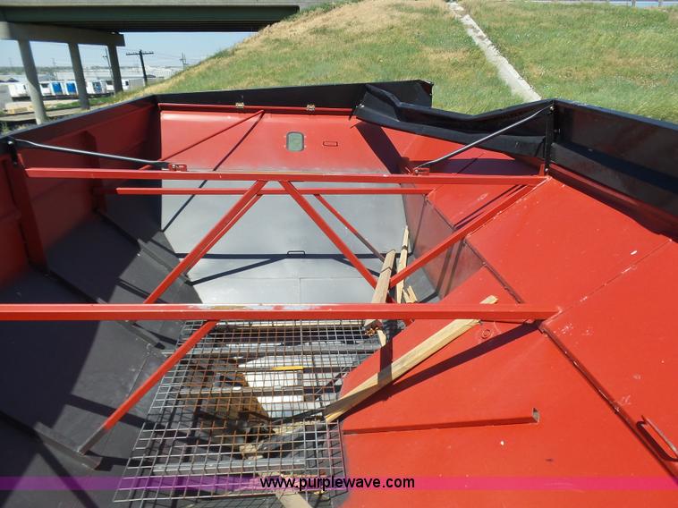 image for item J6011 2009 Brent 882 grain cart