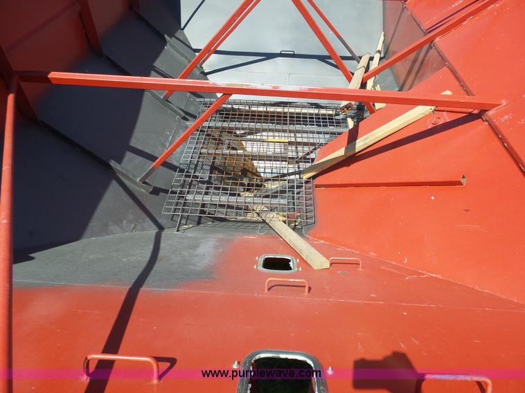 image for item J6011 2009 Brent 882 grain cart