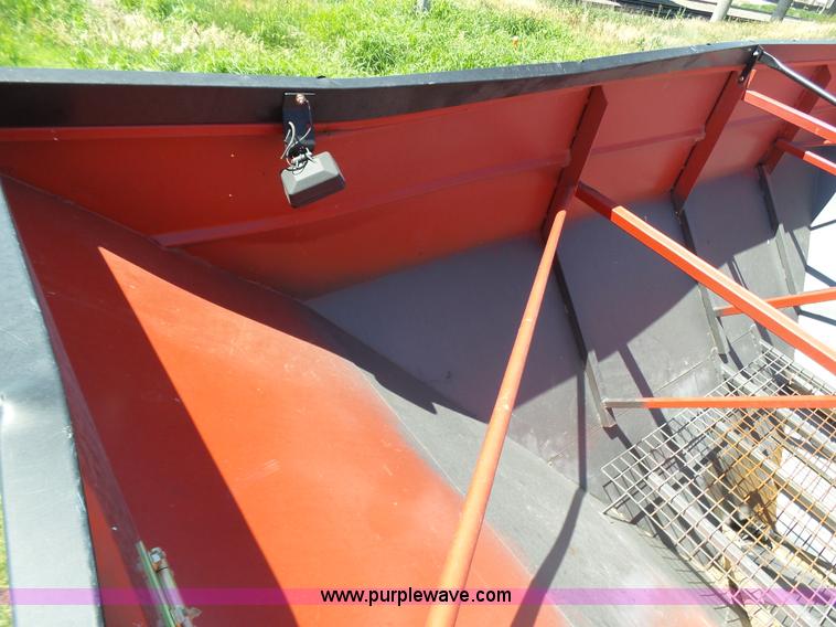 image for item J6011 2009 Brent 882 grain cart