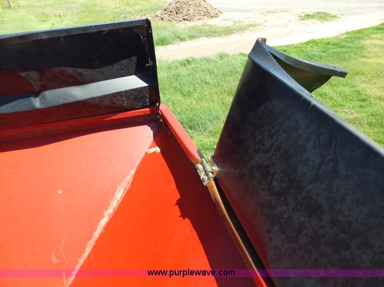 image for item J6011 2009 Brent 882 grain cart