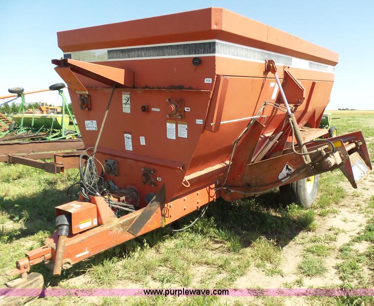 image for item J6053 Gehl MF7335 feed wagon