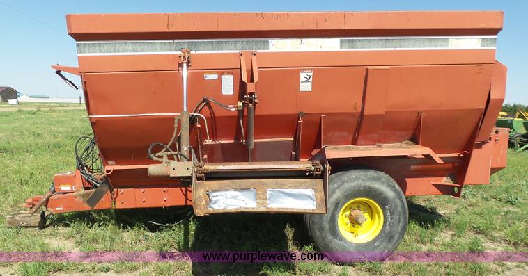 image for item J6053 Gehl MF7335 feed wagon