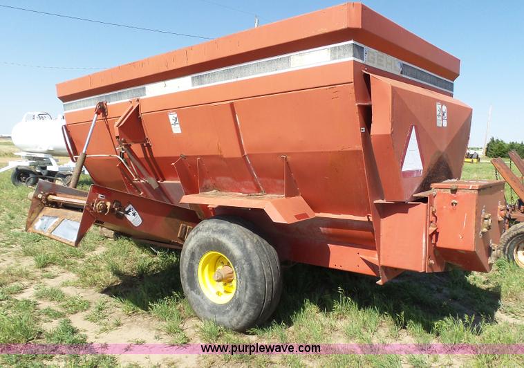 image for item J6053 Gehl MF7335 feed wagon