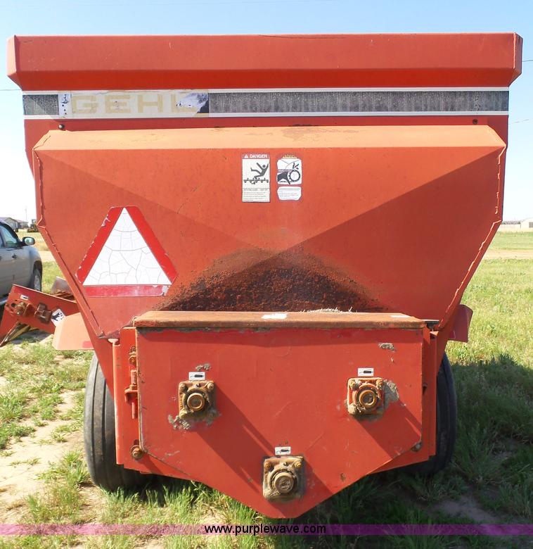 image for item J6053 Gehl MF7335 feed wagon