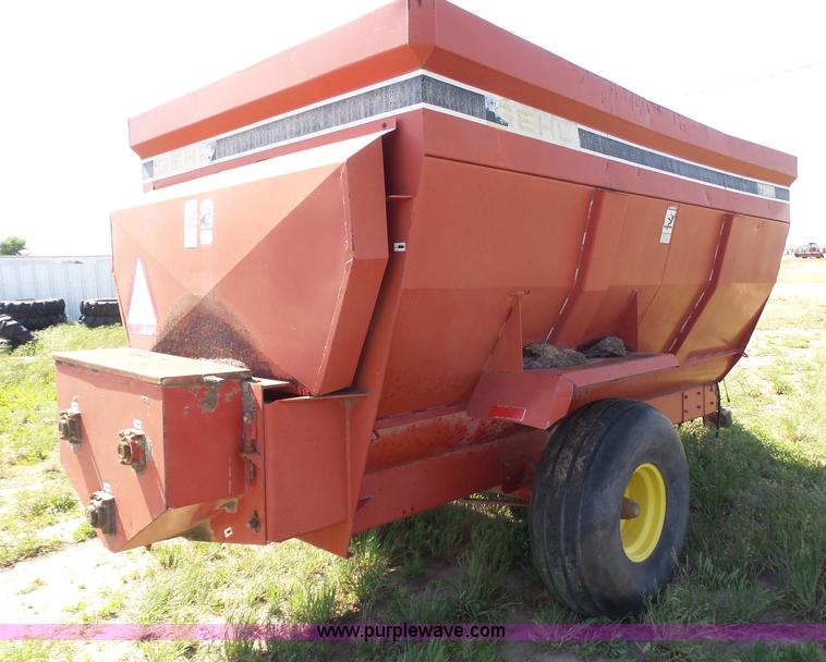image for item J6053 Gehl MF7335 feed wagon