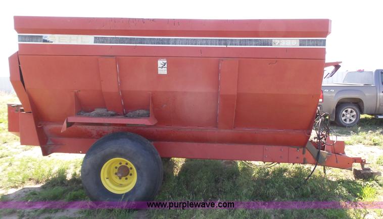 image for item J6053 Gehl MF7335 feed wagon