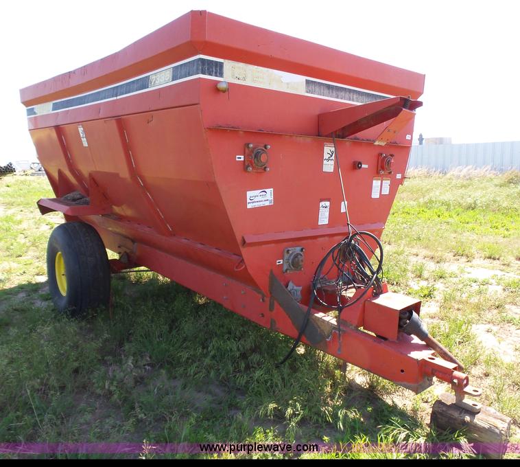 image for item J6053 Gehl MF7335 feed wagon
