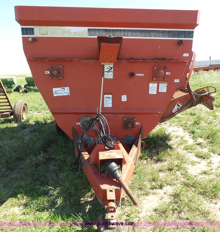 image for item J6053 Gehl MF7335 feed wagon