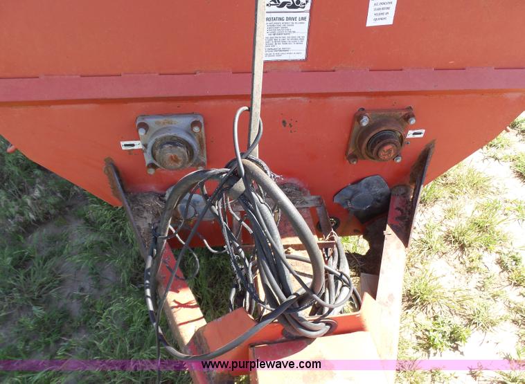 image for item J6053 Gehl MF7335 feed wagon