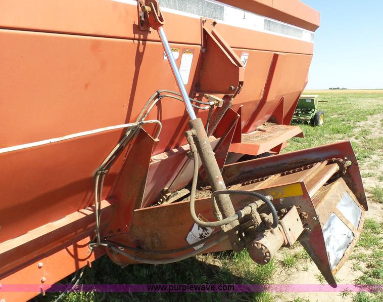 image for item J6053 Gehl MF7335 feed wagon