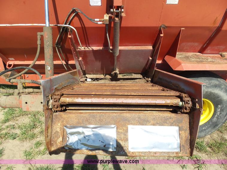 image for item J6053 Gehl MF7335 feed wagon