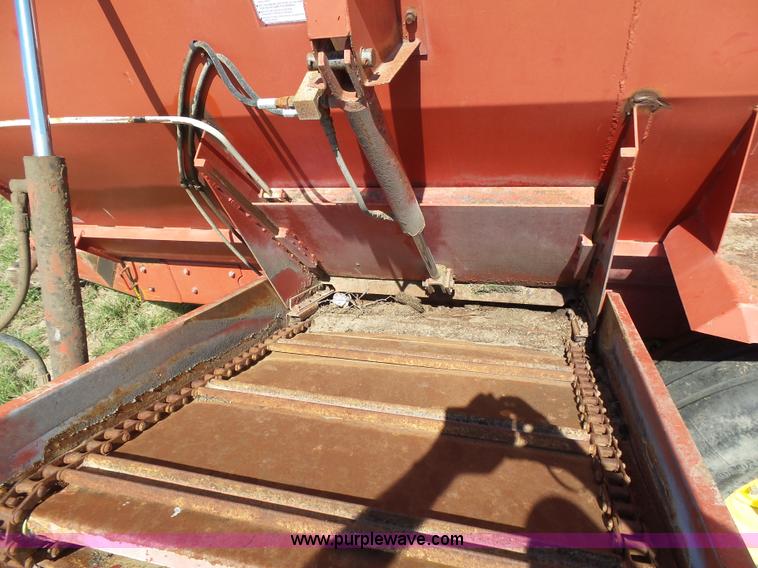 image for item J6053 Gehl MF7335 feed wagon