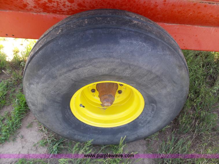 image for item J6053 Gehl MF7335 feed wagon