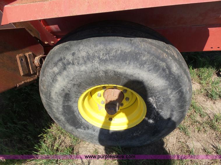 image for item J6053 Gehl MF7335 feed wagon