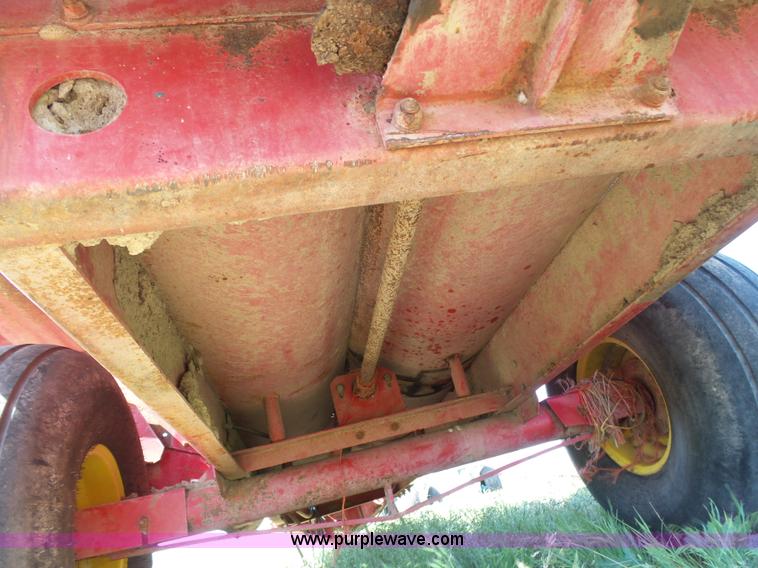 image for item J6053 Gehl MF7335 feed wagon