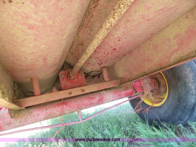 image for item J6053 Gehl MF7335 feed wagon