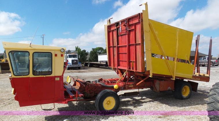 image for item J6058 New Holland 1049 Stackcruiser bale wagon