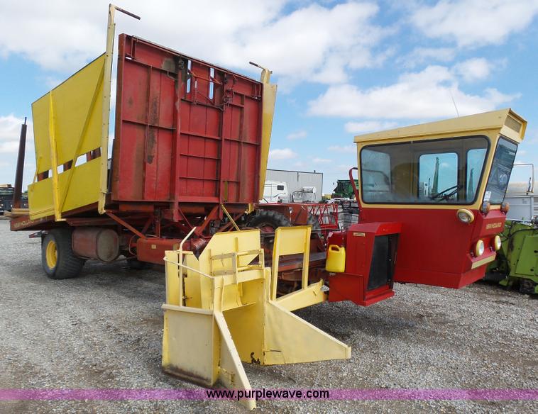 image for item J6058 New Holland 1049 Stackcruiser bale wagon