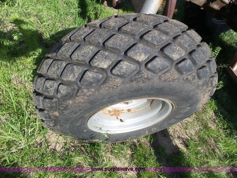 image for item J6070 Massey-Ferguson 2705 tractor