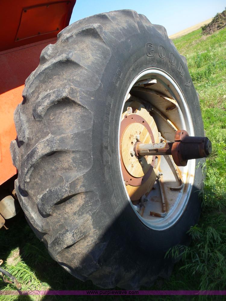 image for item J6070 Massey-Ferguson 2705 tractor