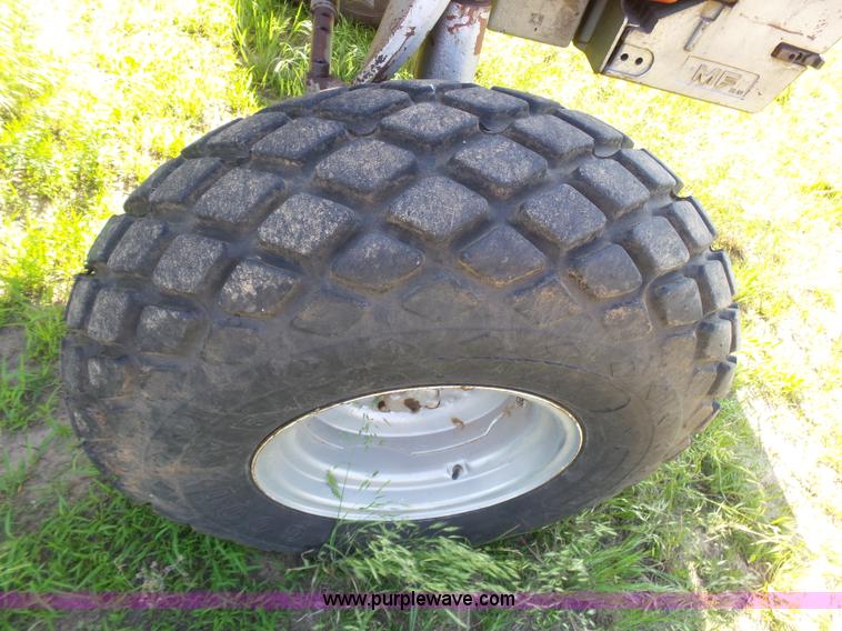 image for item J6070 Massey-Ferguson 2705 tractor