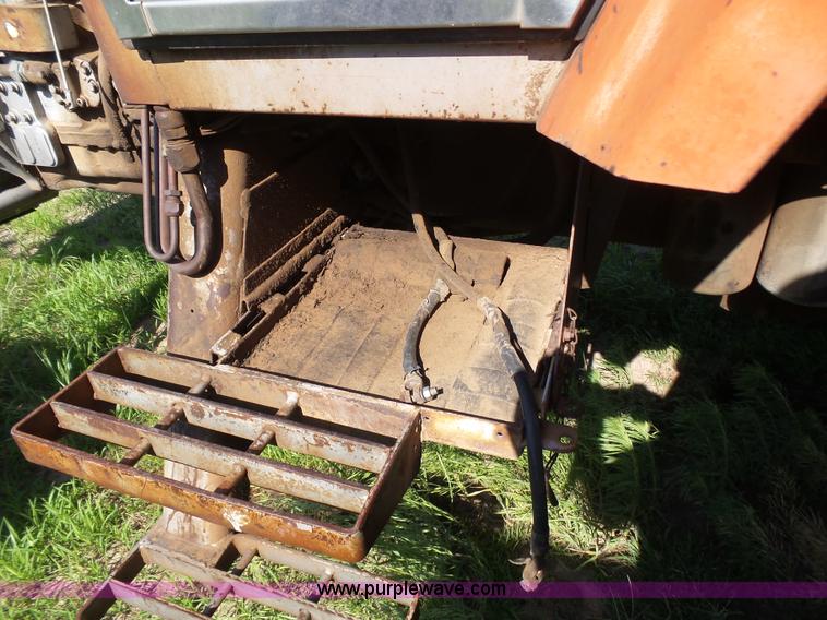 image for item J6070 Massey-Ferguson 2705 tractor