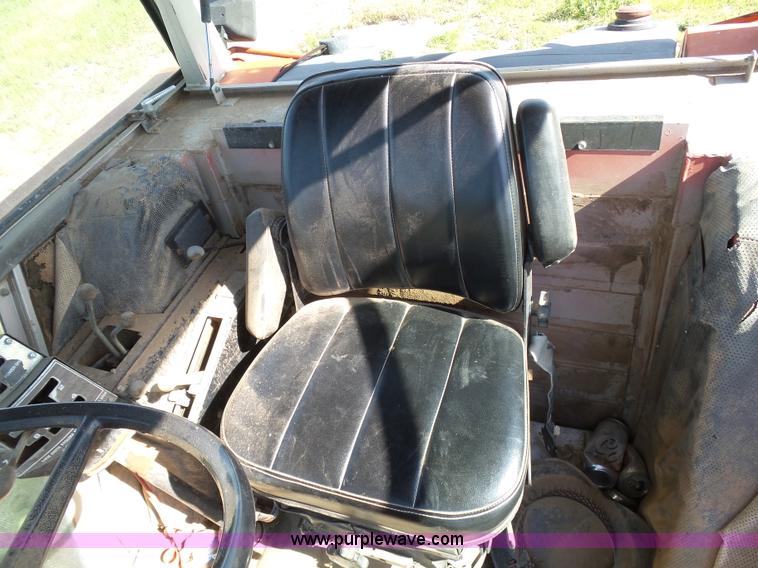 image for item J6070 Massey-Ferguson 2705 tractor