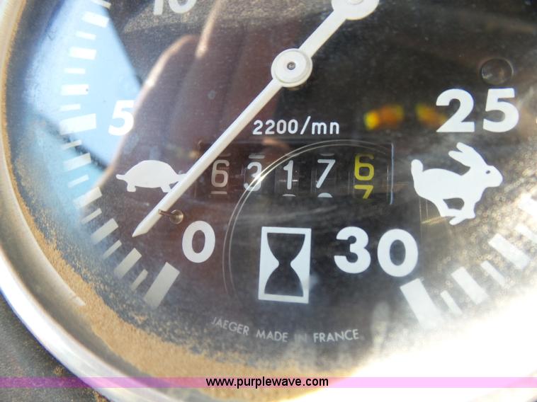 image for item J6070 Massey-Ferguson 2705 tractor