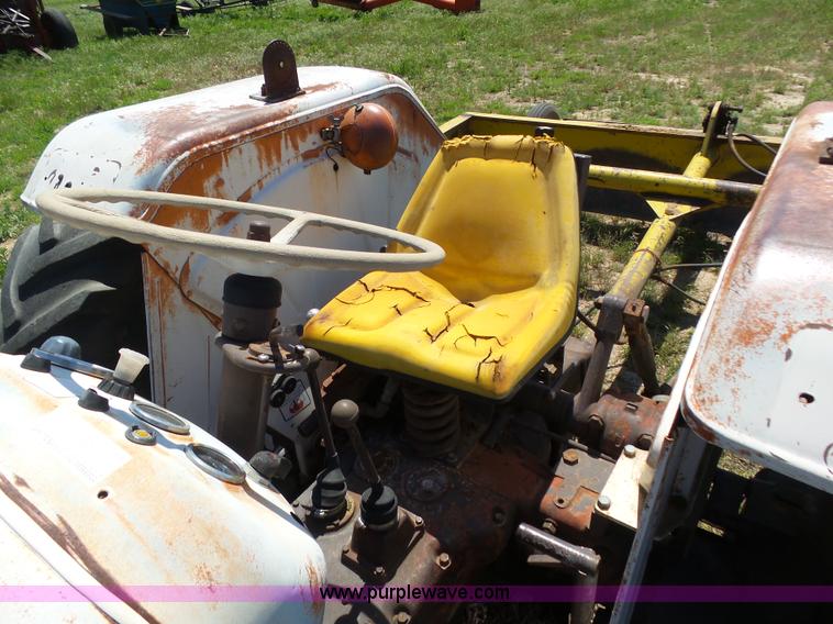 image for item J6072 David Brown 995 tractor