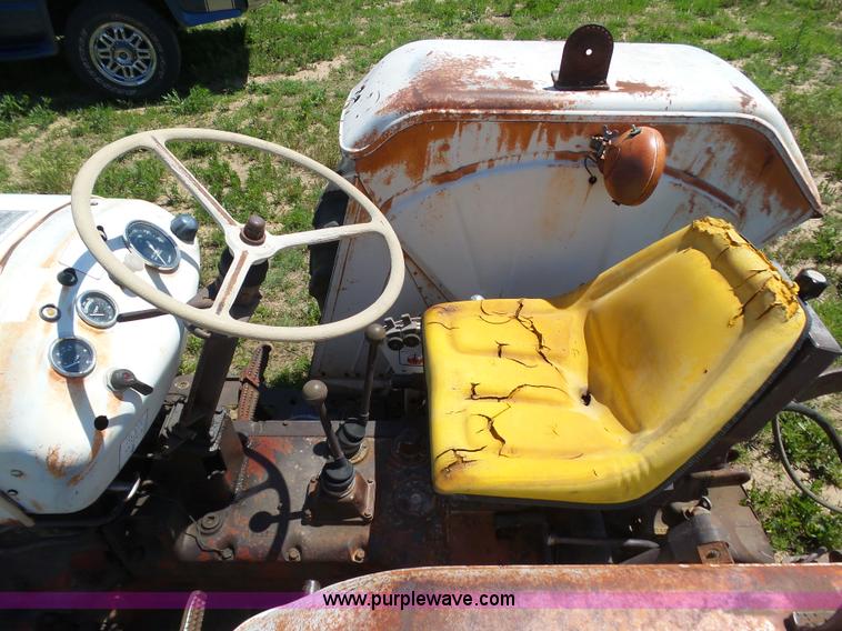 image for item J6072 David Brown 995 tractor