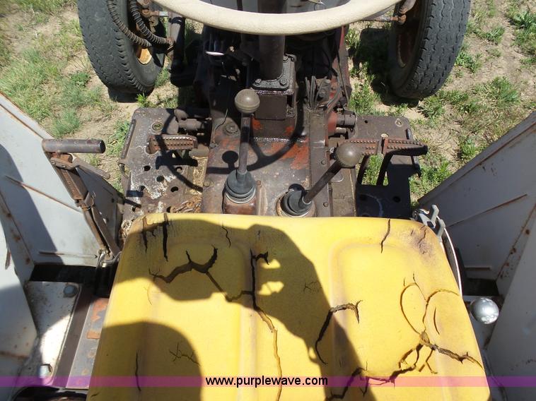 image for item J6072 David Brown 995 tractor