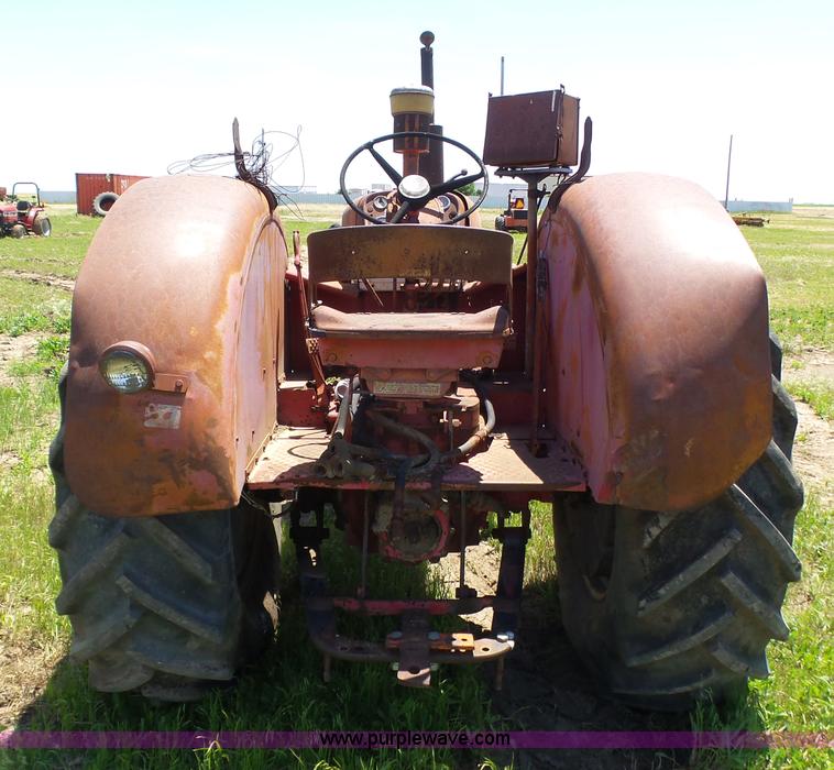 image for item J6091 International 560 tractor