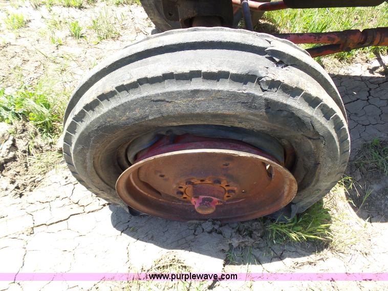 image for item J6091 International 560 tractor