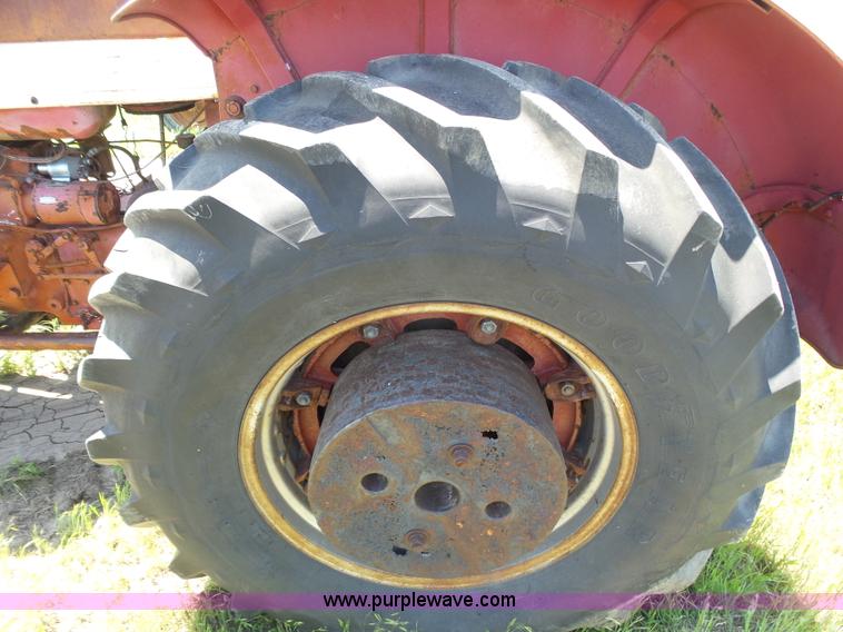 image for item J6091 International 560 tractor