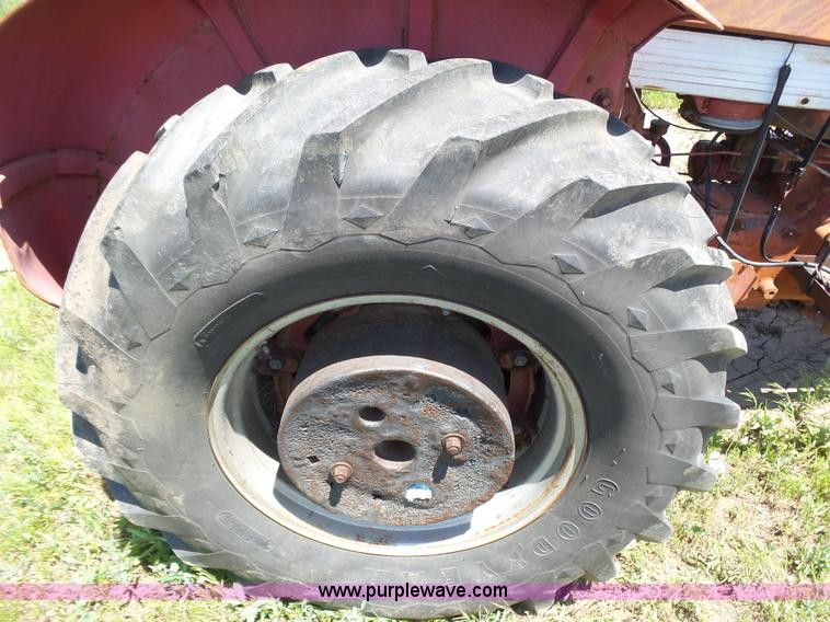 image for item J6091 International 560 tractor