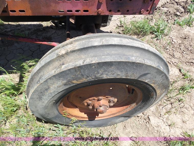 image for item J6091 International 560 tractor