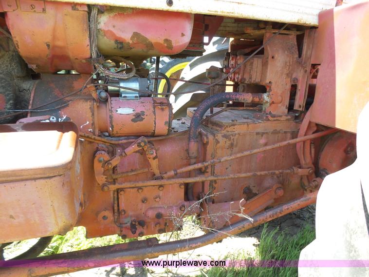 image for item J6091 International 560 tractor