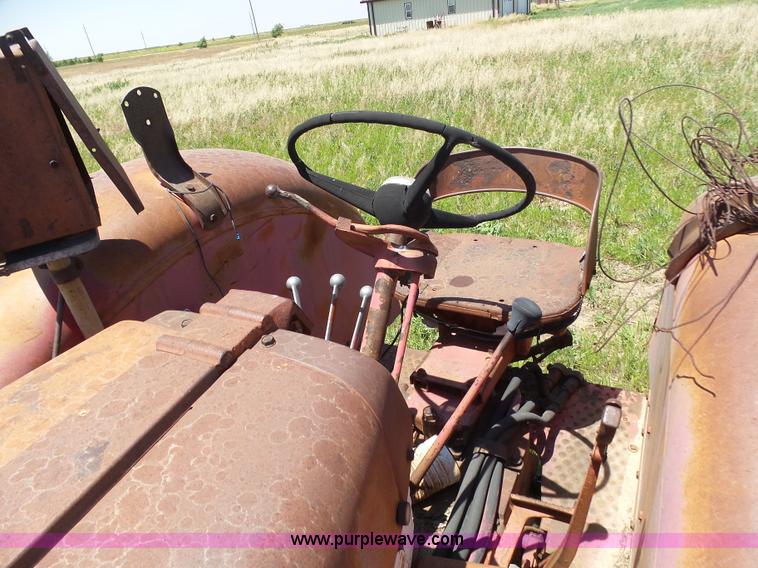 image for item J6091 International 560 tractor